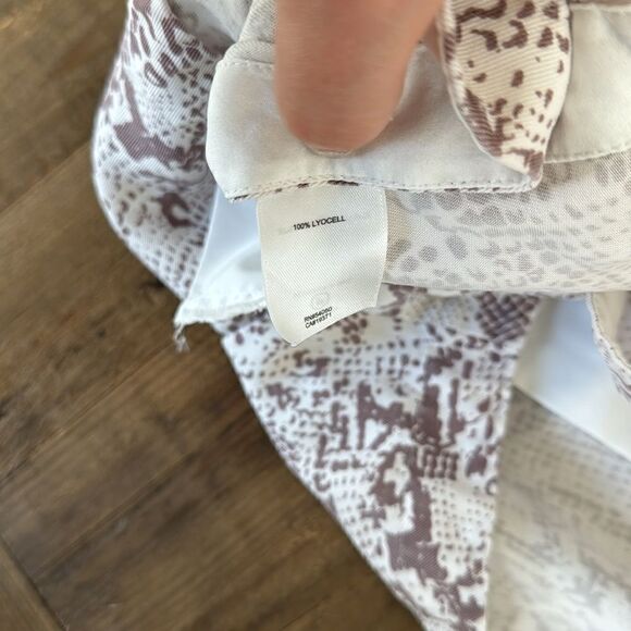 Robbi and Nikki Shorts, white, grey, snake print, neutral, pleated front, loose - Picture 6 of 6